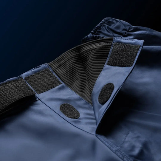 Binnenzijde tailleband met klittenbandsluiting en antislip structuur.