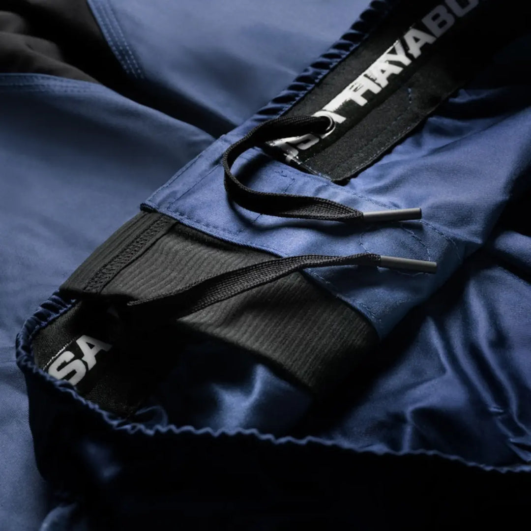 Detail van tailleband met trekkoord en Hayabusa-branding aan de binnenkant.