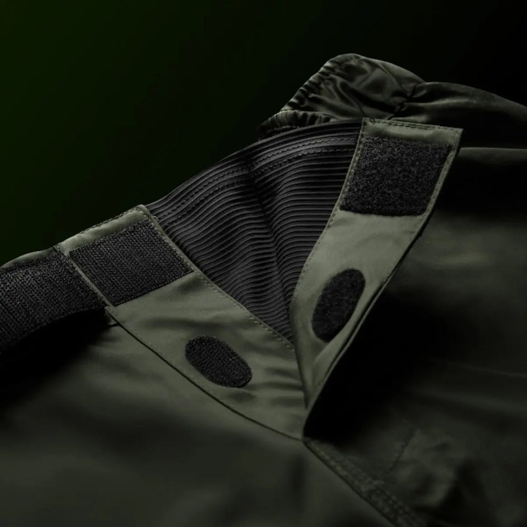 Binnenzijde tailleband met klittenbandsluiting en antislip structuur.