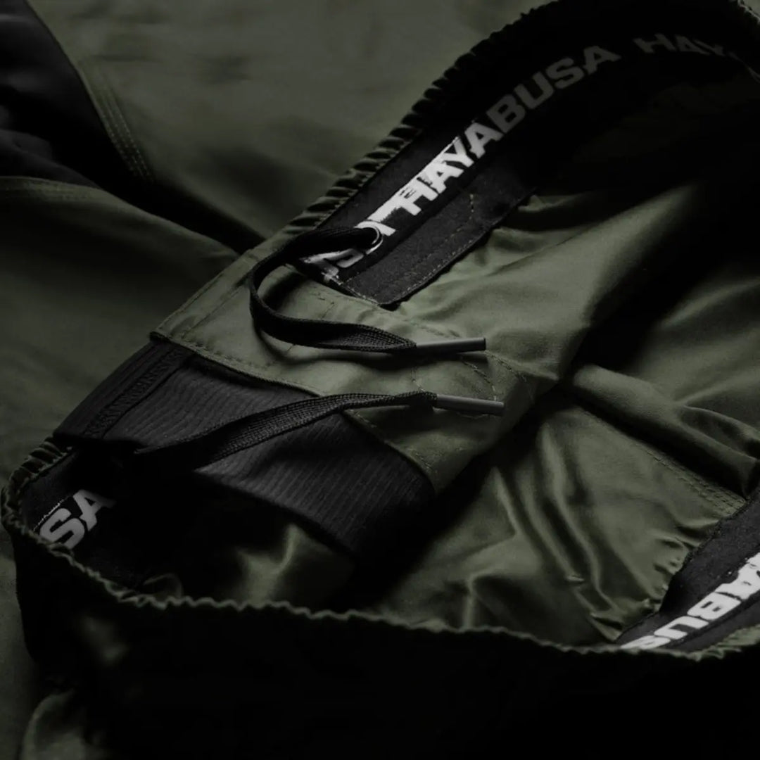 Detail van tailleband met trekkoord en Hayabusa-branding aan de binnenkant.