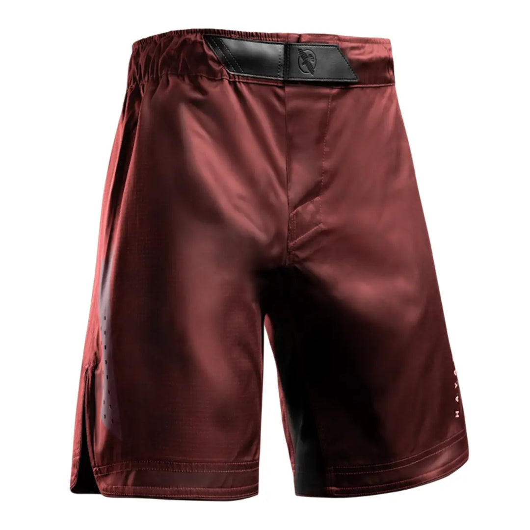 Vooraanzicht van rode fight shorts met elastische tailleband en zwart accent bij het kruis.