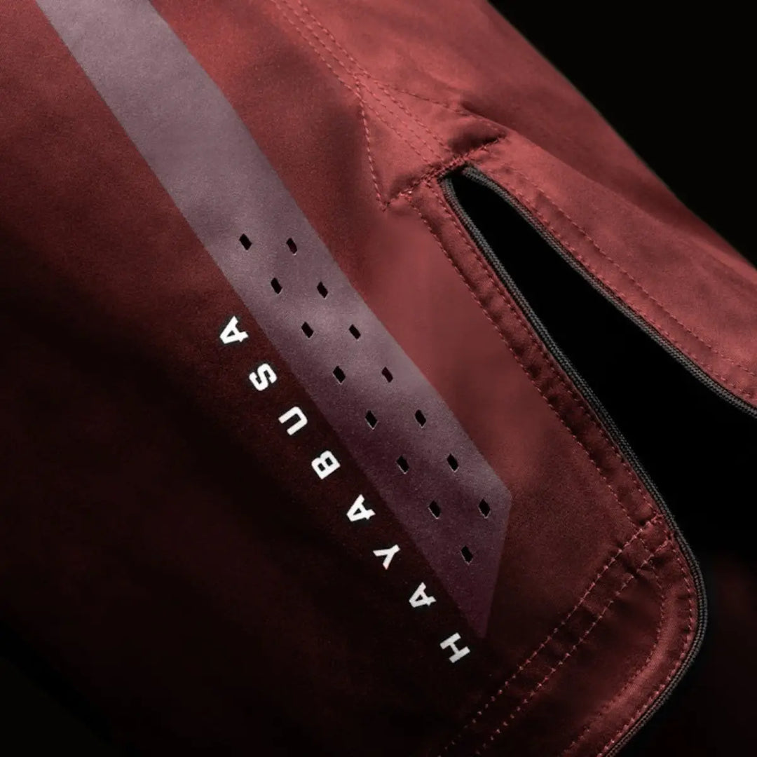 Close-up van zijkant met ventilatieperforaties, ritsopening en Hayabusa-logo.