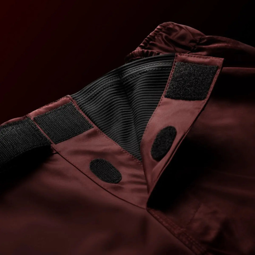 Binnenzijde tailleband met klittenbandsluiting en antislip structuur.