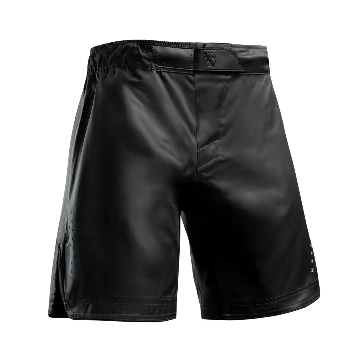 Vooraanzicht van zwarte fight shorts met elastische tailleband en strak, minimalistisch design.