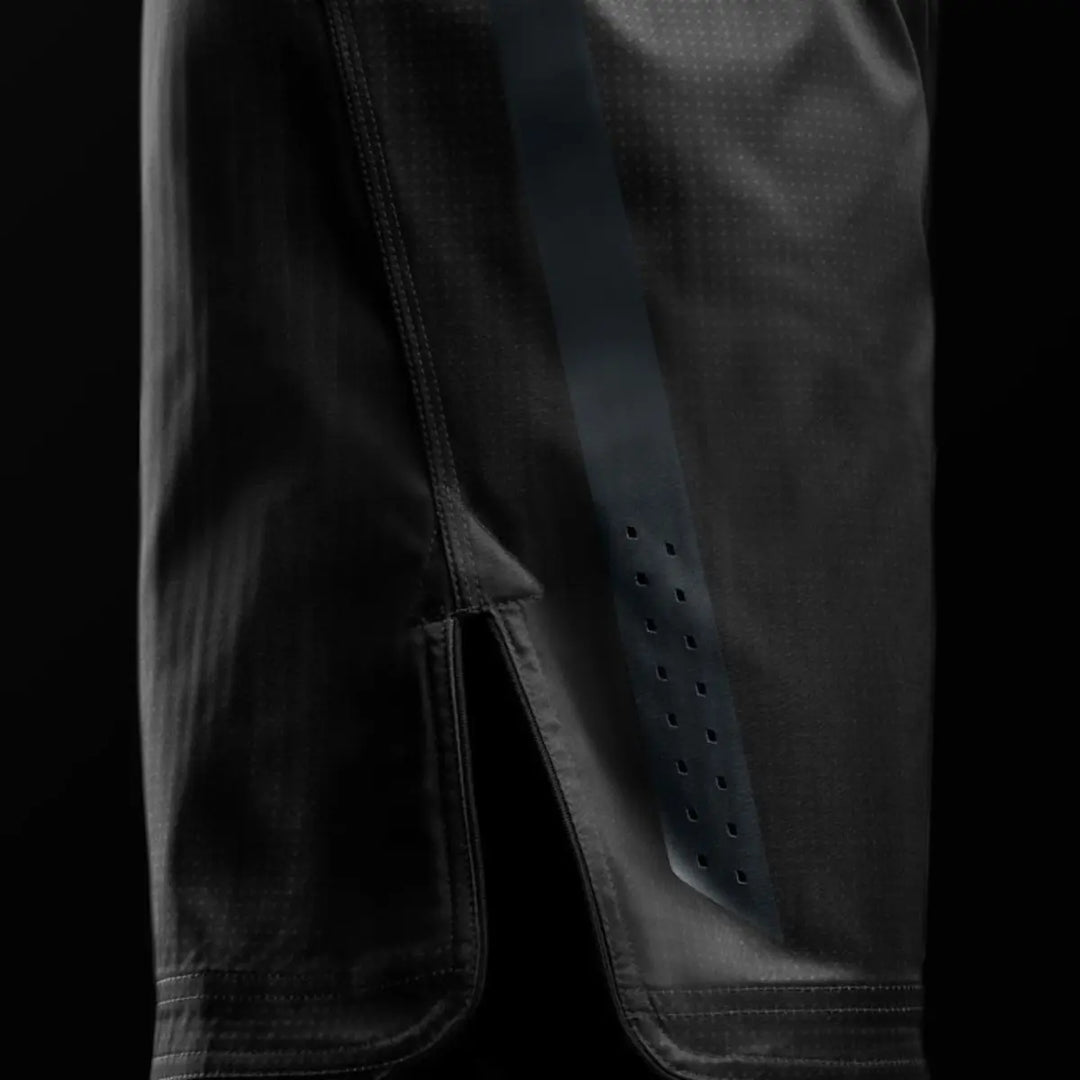 Detail van de zijsplit met versterkte afwerking voor maximale bewegingsvrijheid.