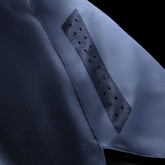 Close-up van het ventilatiepaneel op de Hayabusa MMA Shorts Heren Core Blauw met geperforeerde zones voor extra ventilatie.