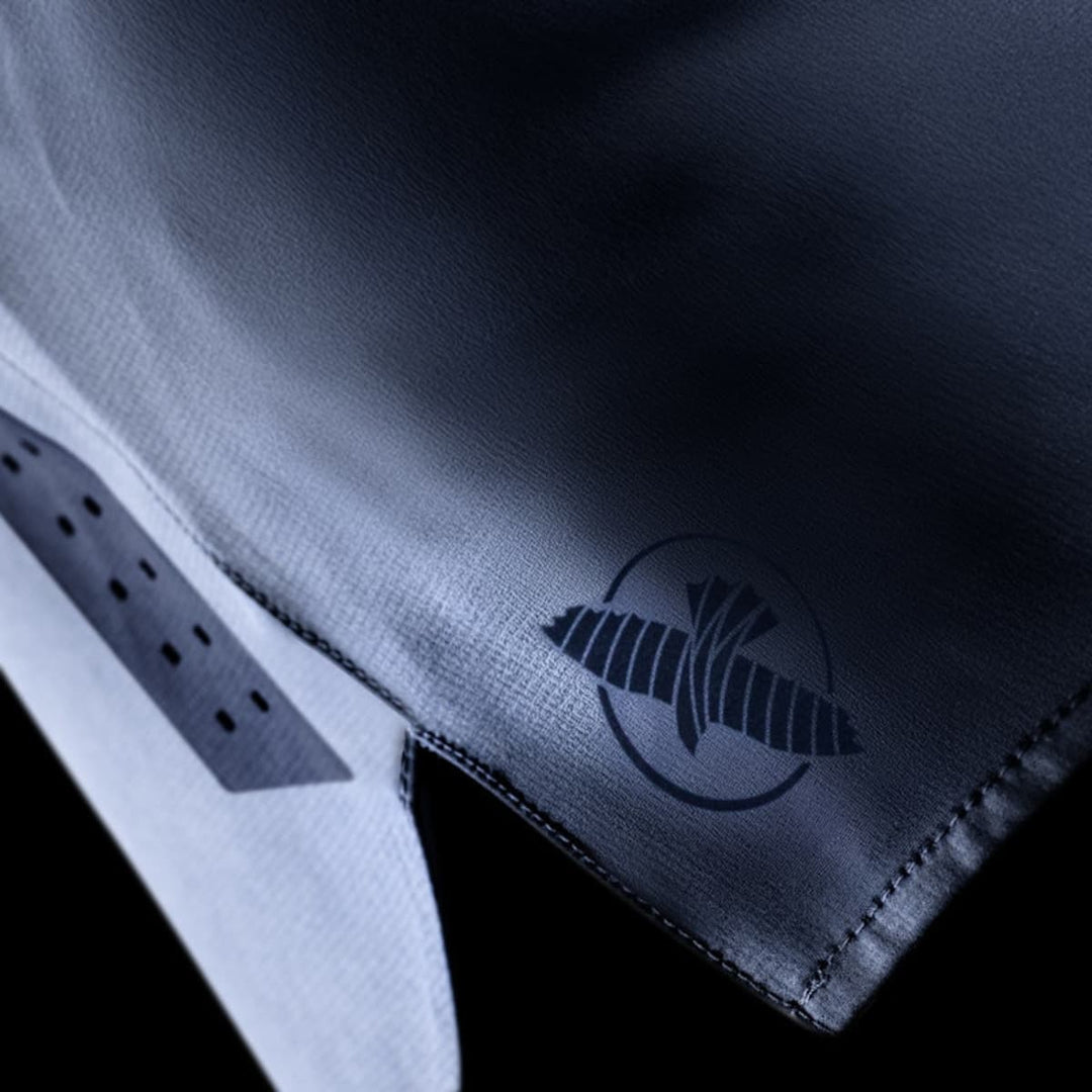Detail van het lichte en soepele materiaal van de Hayabusa MMA Shorts Heren Core Blauw, ontworpen voor intensieve trainingen.