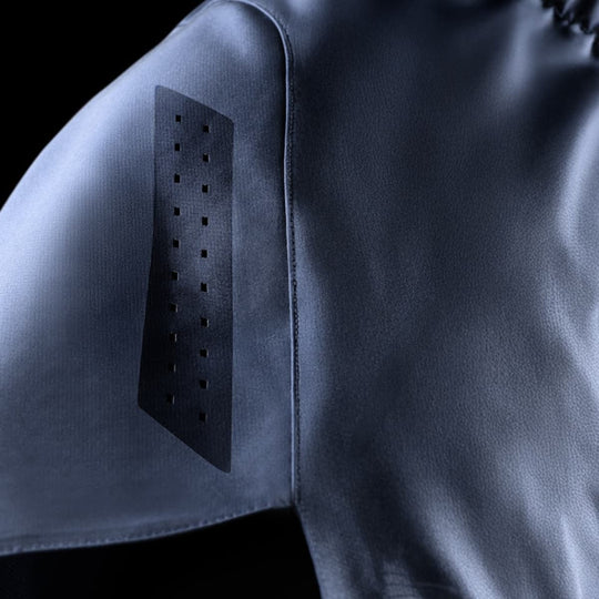 Zijaanzicht van de Hayabusa MMA Shorts Heren Core Blauw met ventilatiestrook en gladde naden voor maximale bewegingsvrijheid.