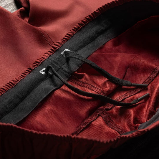 Detail van de binnenzijde van de Hayabusa MMA Shorts Heren Core Rood met verstevigde tailleband en intern trekkoord.