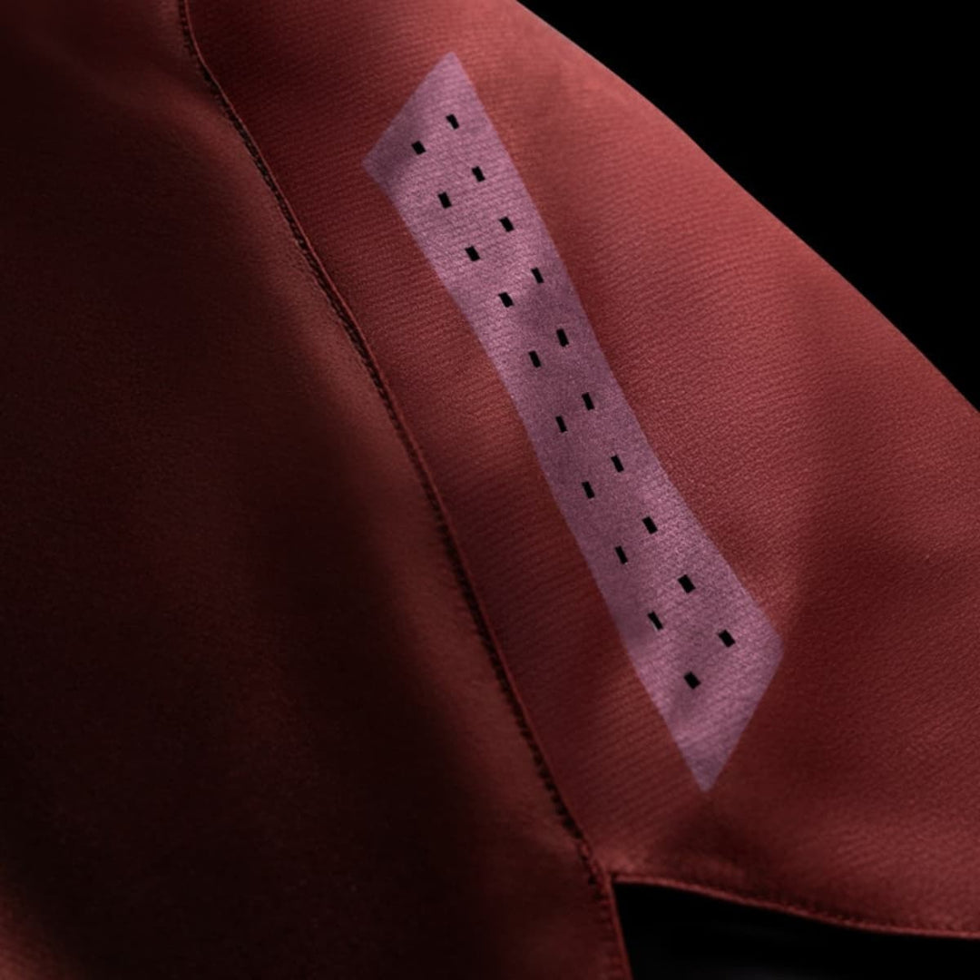 Close-up van het ventilatiepaneel op de Hayabusa MMA Shorts Heren Core Rood met geperforeerde zones voor extra ventilatie.