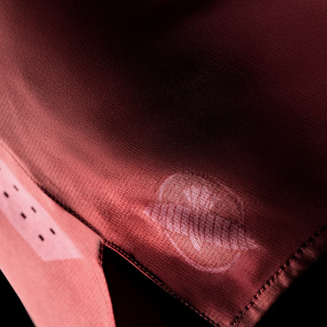 Detail van het lichte en soepele materiaal van de Hayabusa MMA Shorts Heren Core Rood, ontworpen voor intensieve trainingen.