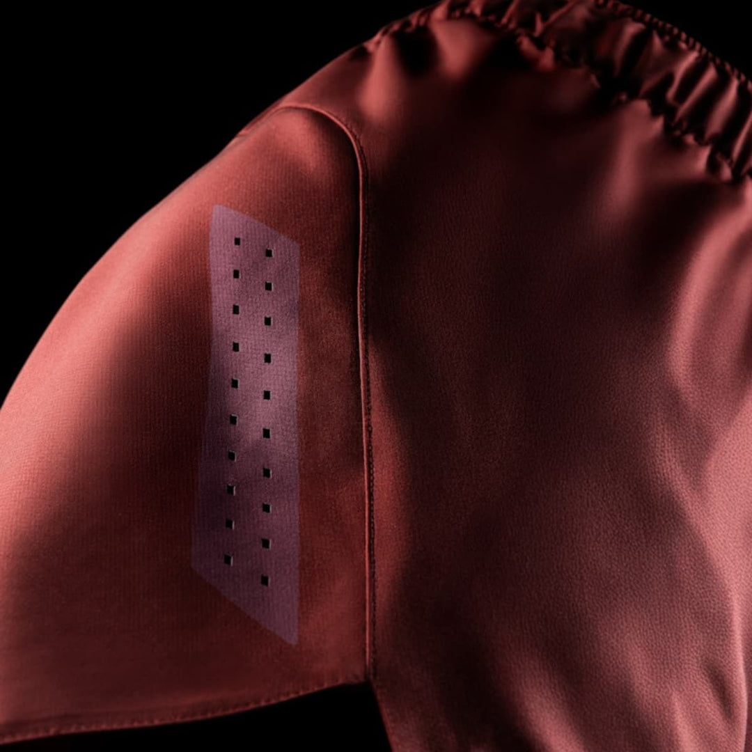 Zijaanzicht van de Hayabusa MMA Shorts Heren Core Rood met ventilatiestrook en gladde naden voor maximale bewegingsvrijheid.