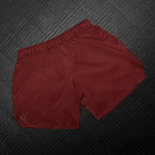Hayabusa MMA Shorts Heren Core Rood liggend gefotografeerd met volledig overzicht van het strakke ontwerp.