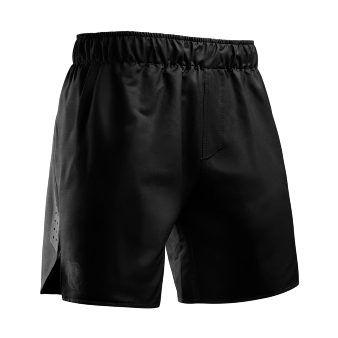 Voorzijde van de Hayabusa MMA Shorts Heren Core Zwart met elastische tailleband en ruime pijpen voor maximale bewegingsvrijheid tijdens training.