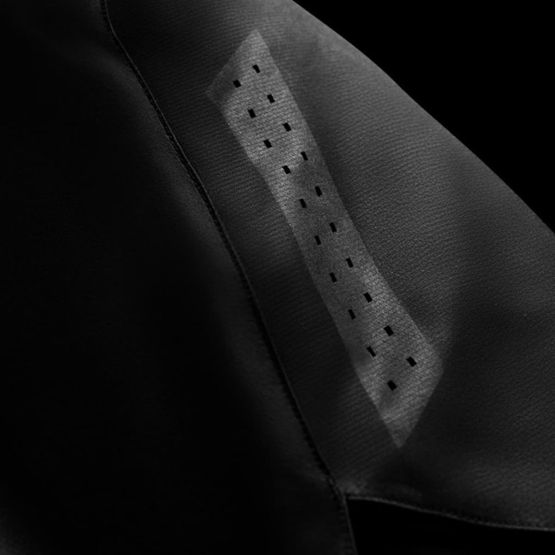 Close-up van het ventilatiepaneel op de Hayabusa MMA Shorts Heren Core Zwart met geperforeerde zones voor extra luchtcirculatie.