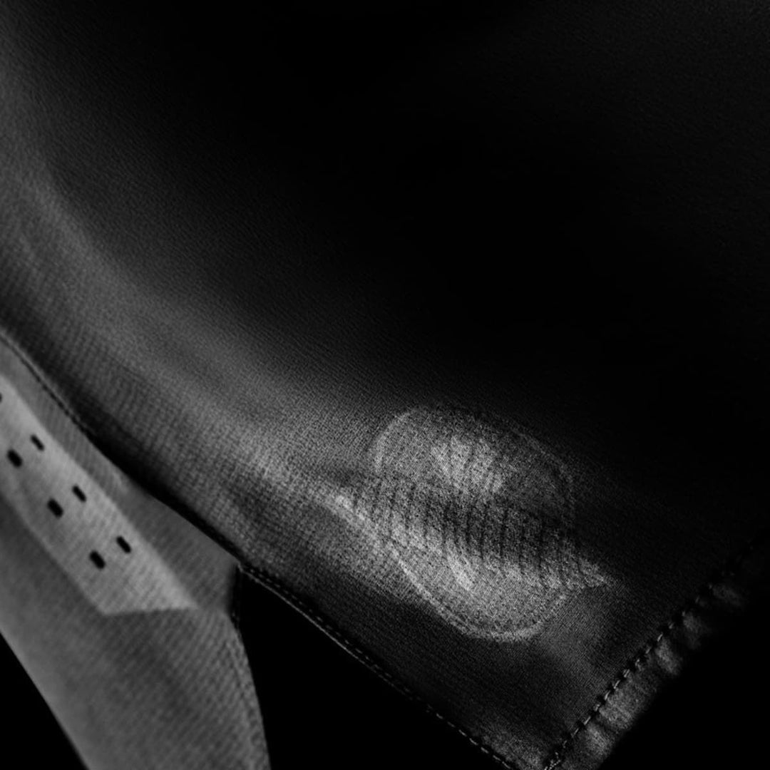 Detail van het lichte en soepele materiaal van de Hayabusa MMA Shorts Heren Core Zwart, ontworpen voor intensieve trainingen.