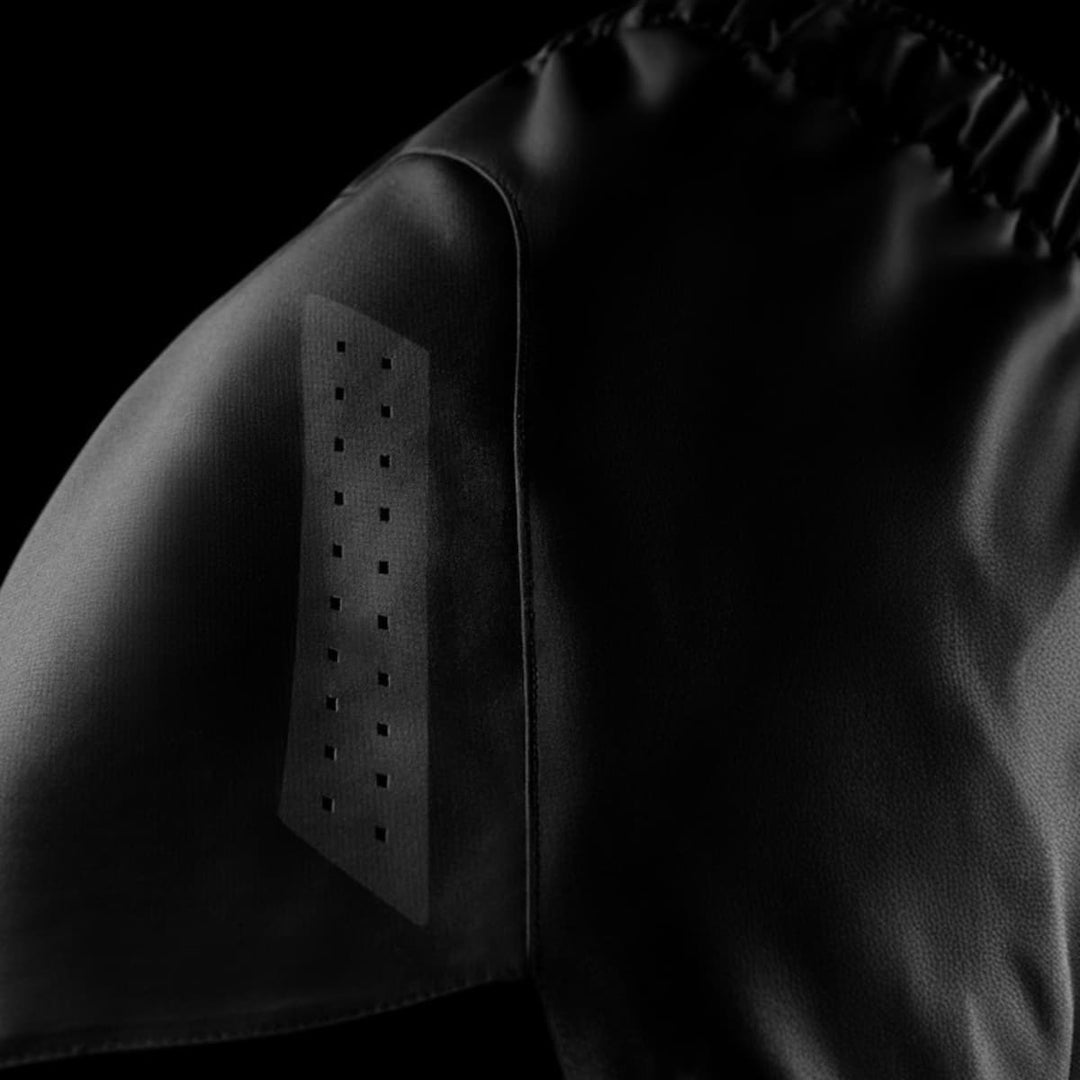 Zijaanzicht van de Hayabusa MMA Shorts Heren Core Zwart met ventilatiestrook en gladde naden voor optimale bewegingsvrijheid.