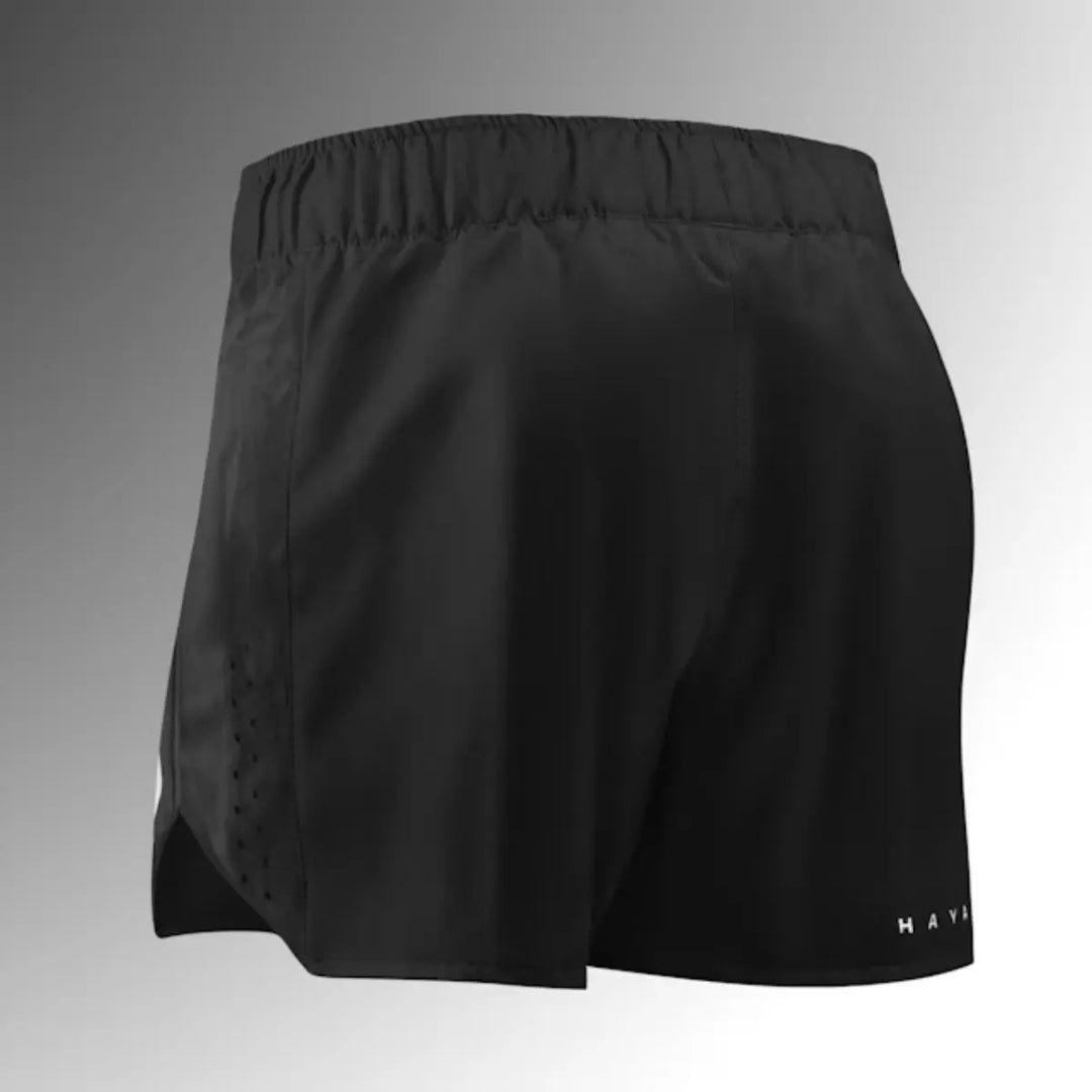 Achteraanzicht van zwarte Hayabusa kickboks shorts met elastische tailleband en subtiel logo.