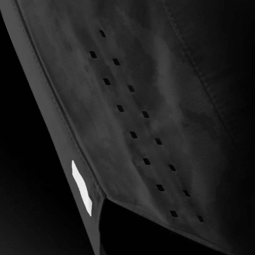 Close-up van zwarte Hayabusa kickboks shorts met ademende ventilatiegaatjes en wit logo detail.