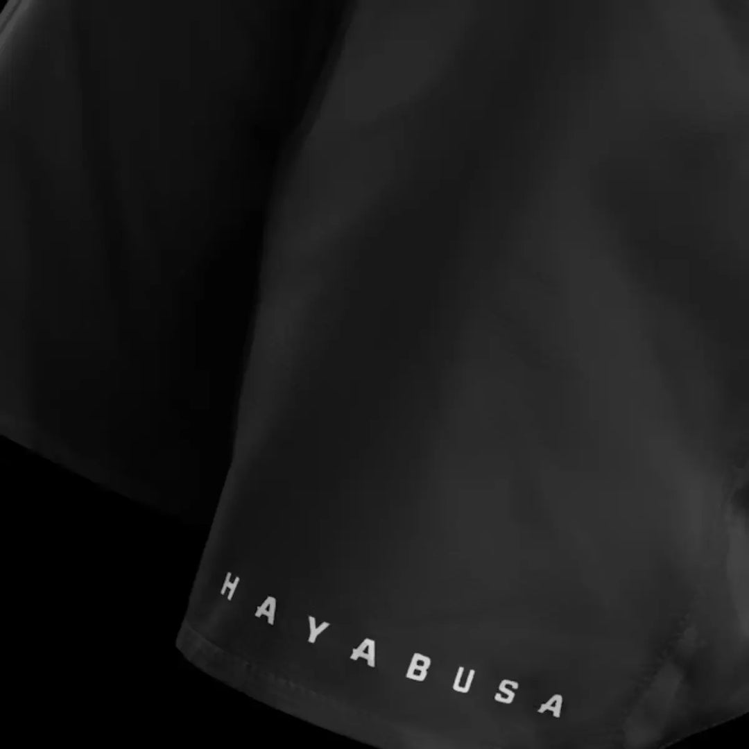 Detail van zwarte Hayabusa kickboks shorts met wit Hayabusa logo op de zoom.