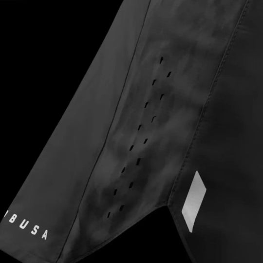 Detail van zwarte Hayabusa kickboks shorts met wit Hayabusa logo op de zoom.