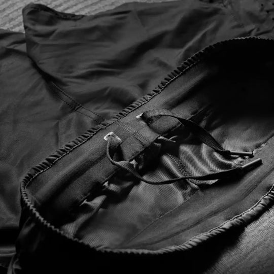 Close-up van zwarte Braus fightshorts met elastische tailleband en verstelbaar trekkoord voor optimale pasvorm tijdens training.