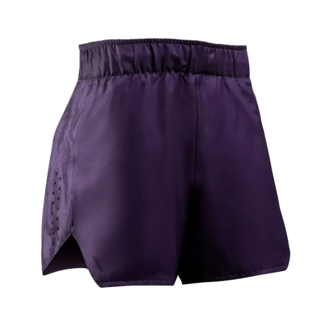 Paarse Braus fightshorts met elastische tailleband en zijsplit, ontworpen voor comfort en bewegingsvrijheid tijdens bokstraining.