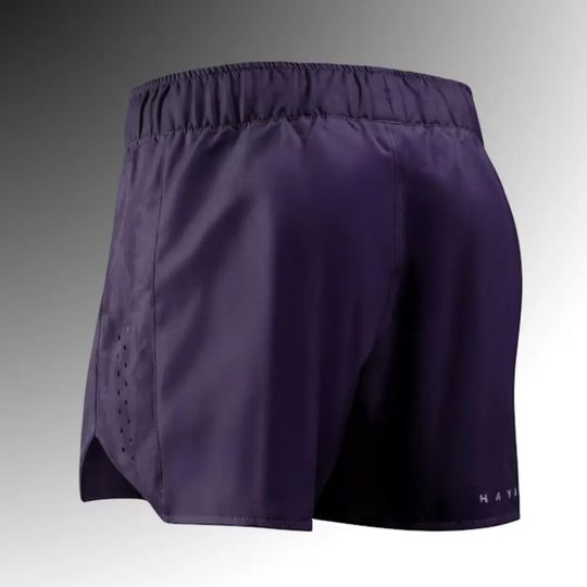 Achterzijde van paarse Braus fightshorts met elastische tailleband en subtiele ventilatiegaatjes aan de zijkant, ontworpen voor bokstraining.