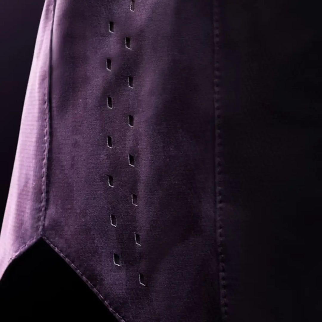 Close-up van paarse Hayabusa fightshorts met ventilatiegaatjes aan de zijkant voor extra ademend vermogen tijdens training.