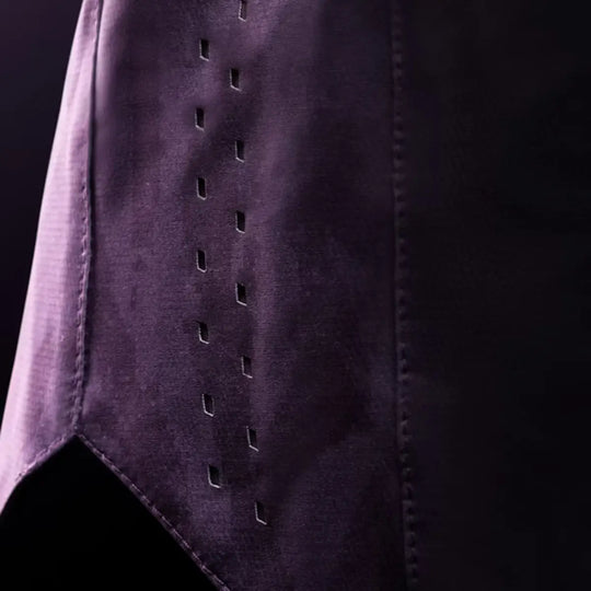 Close-up van paarse Hayabusa fightshorts met ventilatiegaatjes aan de zijkant voor extra ademend vermogen tijdens training.