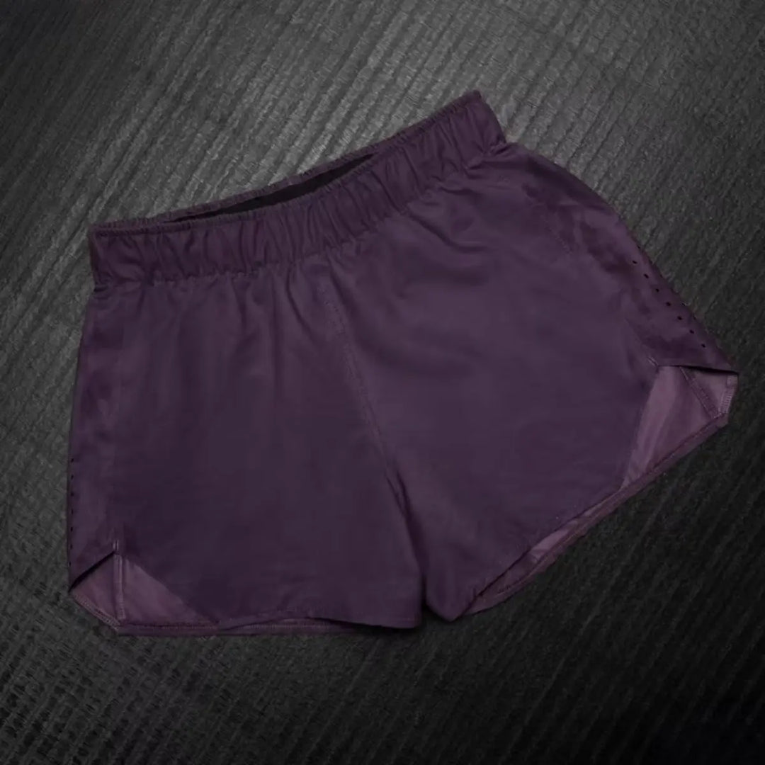 Paarse Hayabusa fightshorts met elastische tailleband en zijsplit, ontworpen voor comfort en bewegingsvrijheid tijdens bokstraining.