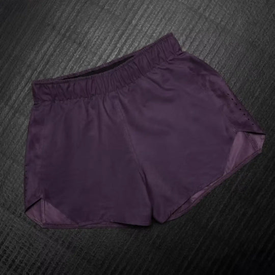 Paarse Hayabusa fightshorts met elastische tailleband en zijsplit, ontworpen voor comfort en bewegingsvrijheid tijdens bokstraining.