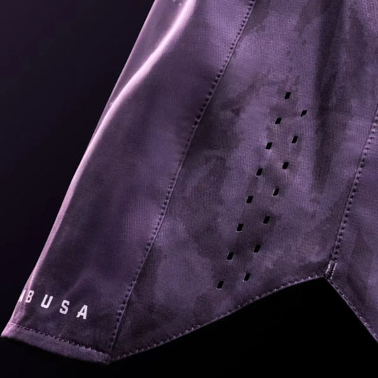 Detail van paarse Hayabusa fightshorts met wit logo en geperforeerde ventilatiegaatjes voor optimale luchtcirculatie tijdens training.