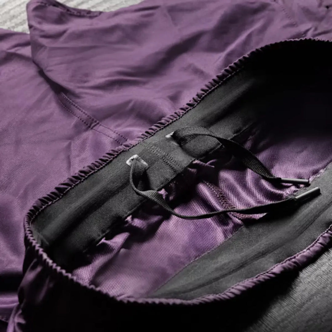 Close-up van paarse Hayabusa fightshorts met zwarte elastische tailleband en trekkoord voor een verstelbare pasvorm.