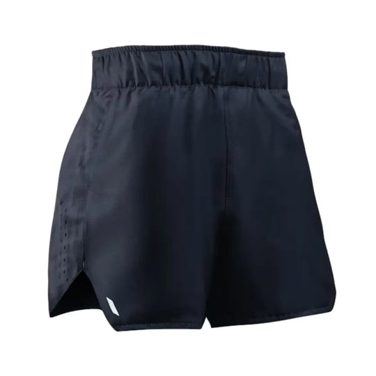 Zwarte Hayabusa fightshorts met elastische tailleband en zijsplit, ontworpen voor comfort en bewegingsvrijheid tijdens bokstraining.