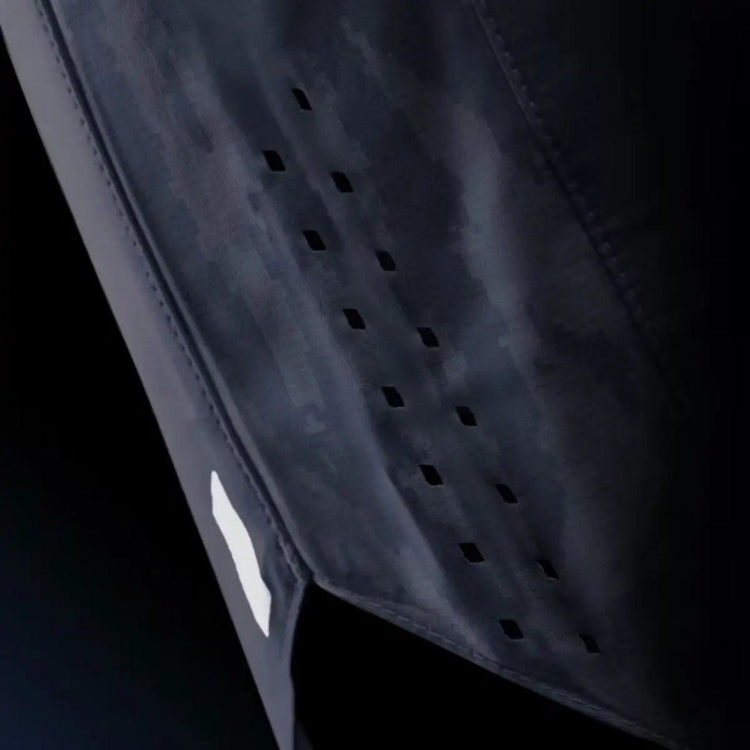 Close-up van de ventilatiegaatjes aan de zijkant van de blauwe Hayabusa Apex dames fightshorts.