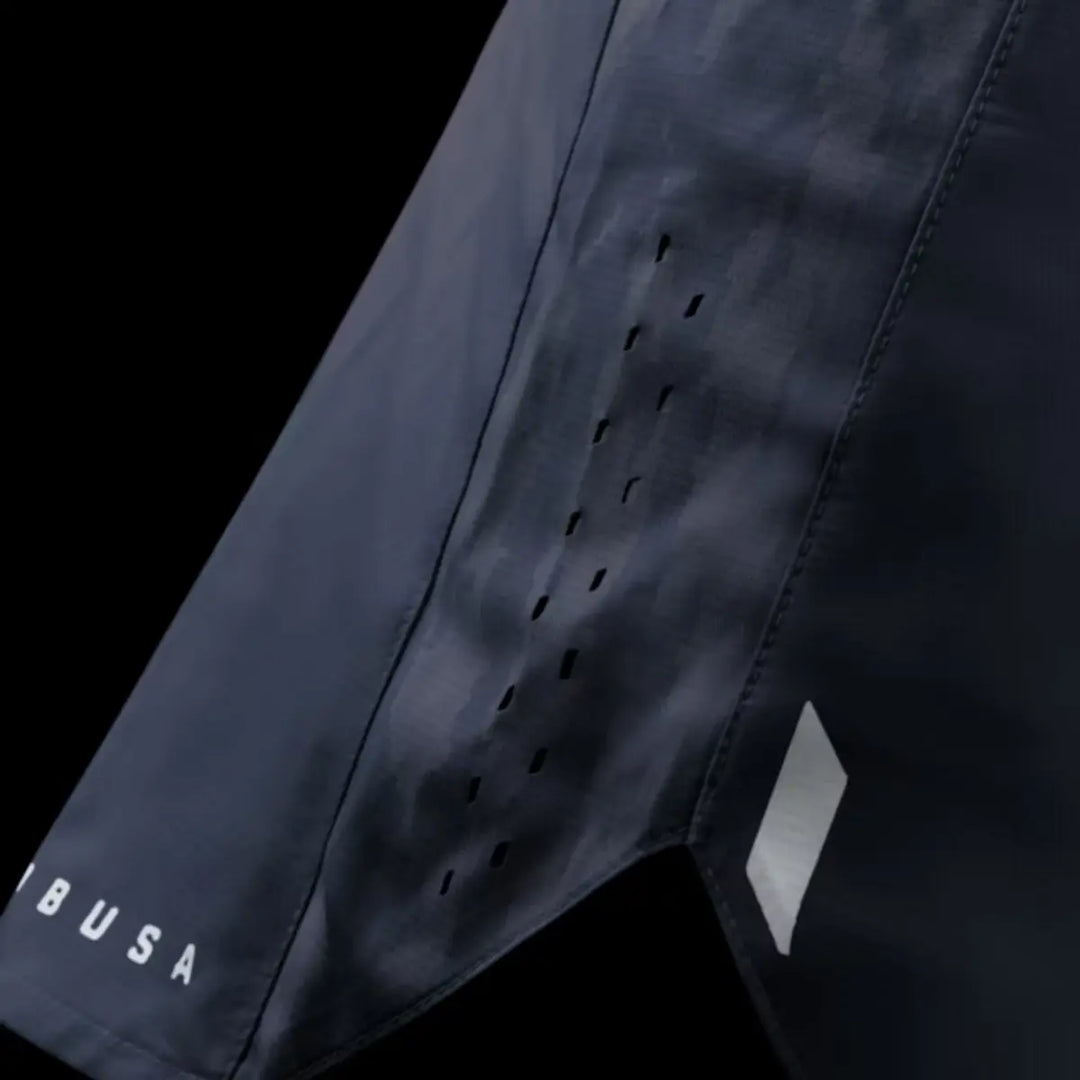 Close-up van de zijkant van de blauwe Hayabusa Apex dames fightshorts met ademende perforaties en het witte Hayabusa logo.