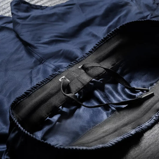 Close-up van de binnenzijde van de blauwe Hayabusa Apex dames fightshorts met verstelbaar trekkoord in de tailleband.