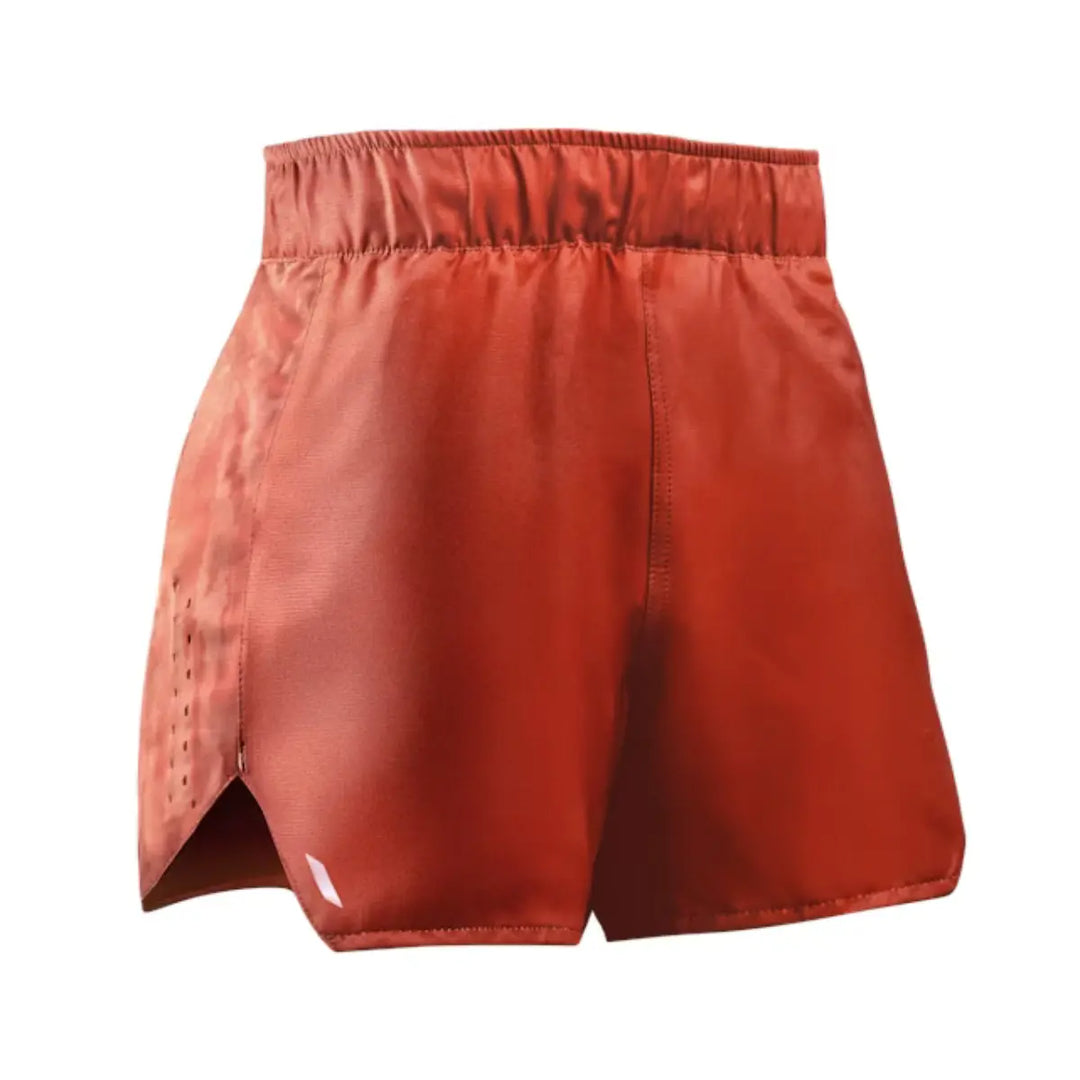 Vooraanzicht van de rode Hayabusa Apex dames fightshorts met hoge elastische tailleband en korte split aan de zijkanten voor optimale bewegingsvrijheid.