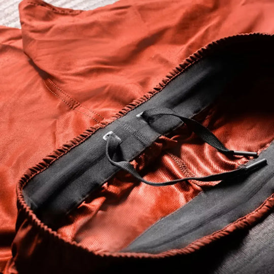 Close-up van de binnenzijde van rode Hayabusa Apex dames fightshorts met zwarte elastische tailleband en verstelbaar trekkoord.