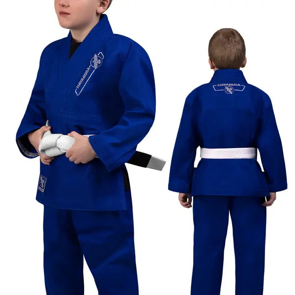 Jonge vechter in blauwe Hayabusa Essential Youth BJJ Gi met witte band, voor- en achteraanzicht van het comfortabele en sterke jiu-jitsu pak voor kinderen.