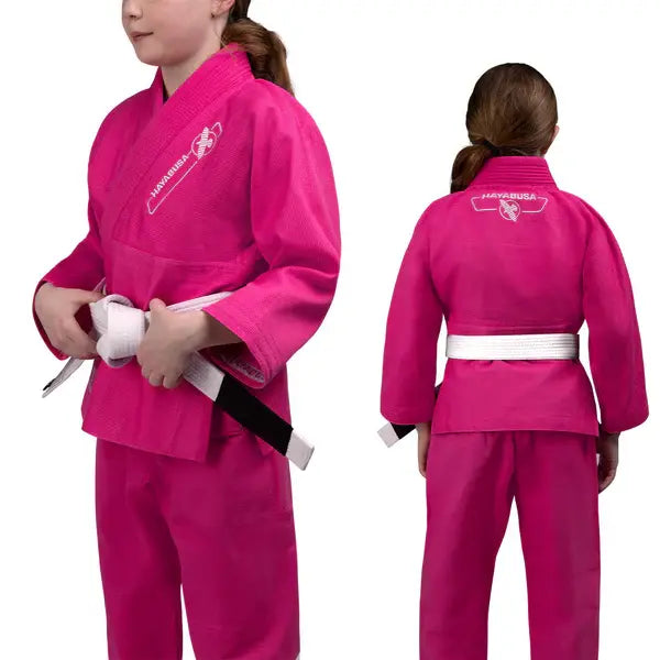 Jonge vechter in roze Hayabusa Essential Youth BJJ Gi met witte band, voor- en achteraanzicht van het lichte en duurzame jiu-jitsu pak voor kinderen.