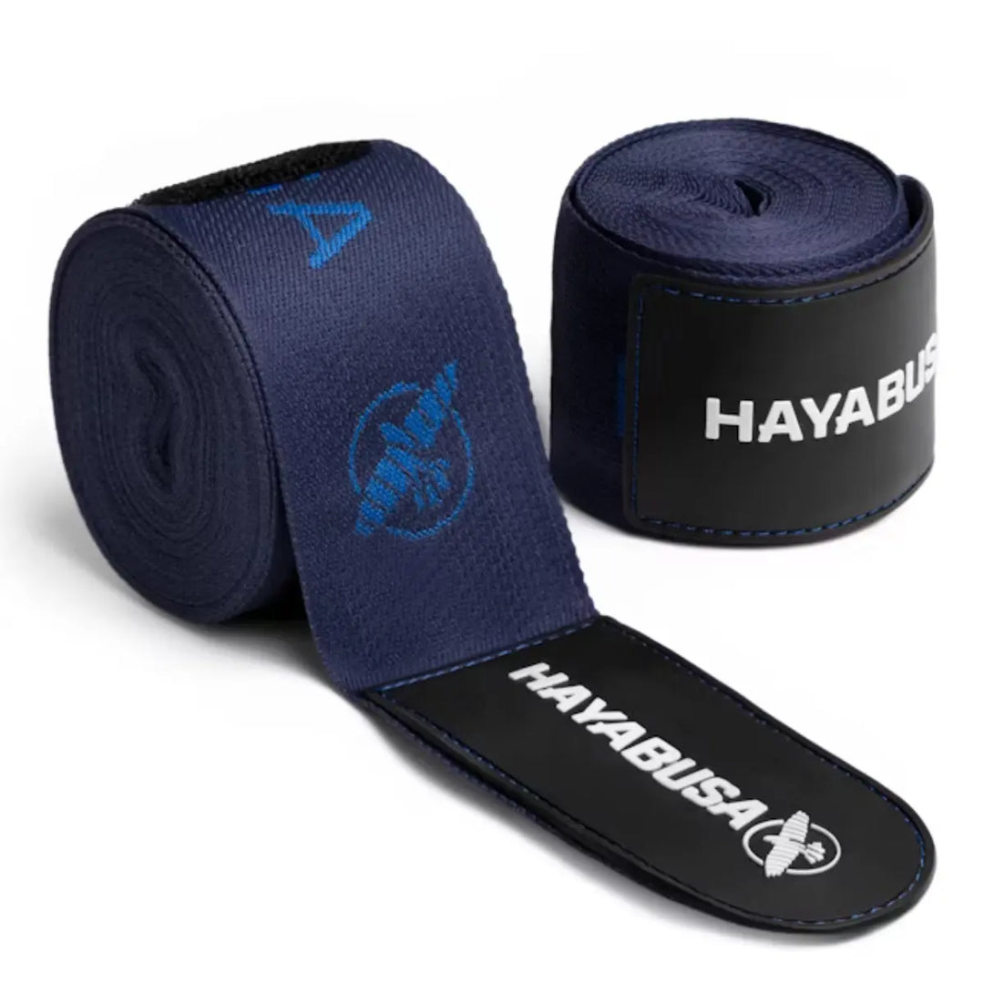 Close-up van de Hayabusa Bandage Deluxe Blauw, opgerold met zichtbaar logo en klittenbandsluiting. De elastische handwraps bieden stevige ondersteuning voor polsen en knokkels tijdens intensieve bokstrainingen.