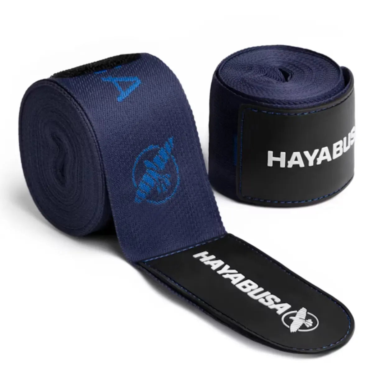 Close-up van de Hayabusa Bandage Deluxe Blauw, opgerold met zichtbaar logo en klittenbandsluiting. De elastische handwraps bieden stevige ondersteuning voor polsen en knokkels tijdens intensieve bokstrainingen.