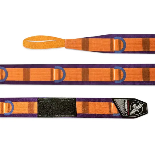 Uitgerolde paarse en oranje Hayabusa bandage met Batroc-design, duimlus en klittenbandsluiting zichtbaar.