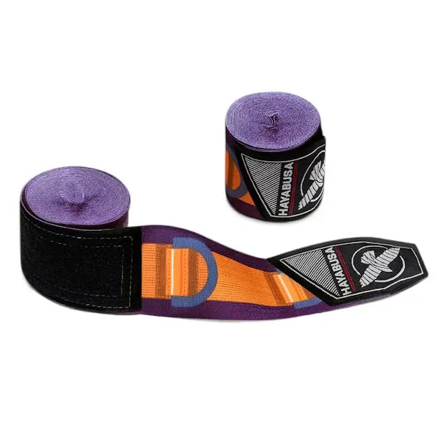 Twee paarse Hayabusa bandages met oranje accenten, waarvan één deels uitgerold met zichtbaar klittenbandsluiting en Hayabusa logo.
