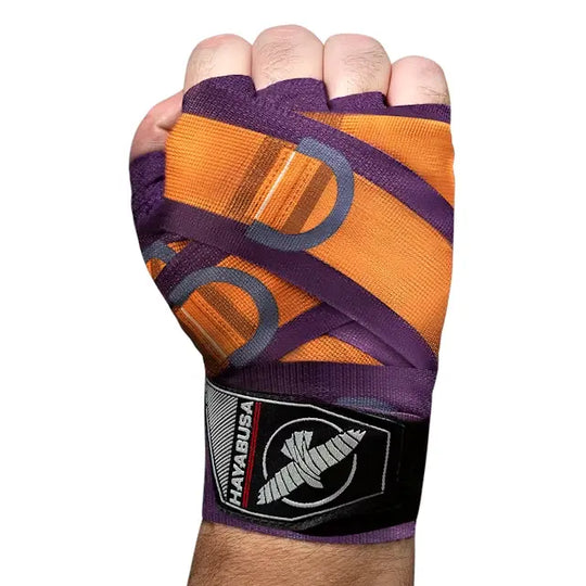 Hand gewikkeld in paarse en oranje Hayabusa bandage met Batroc-design, zichtbaar Hayabusa-logo op de pols.