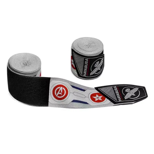 Grijze Hayabusa handwraps met Falcon en Avengers logo’s, deels afgerold om de print en het klittenbandsluiting te tonen.