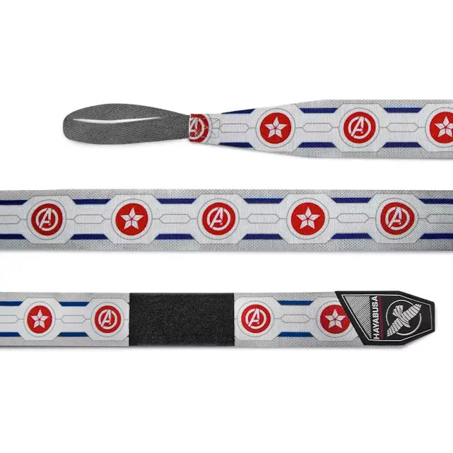 Grijze Hayabusa handwraps met rode Falcon- en Avengers-logo’s, volledig uitgerold en plat weergegeven om het design en het klittenbandsluiting te tonen.
