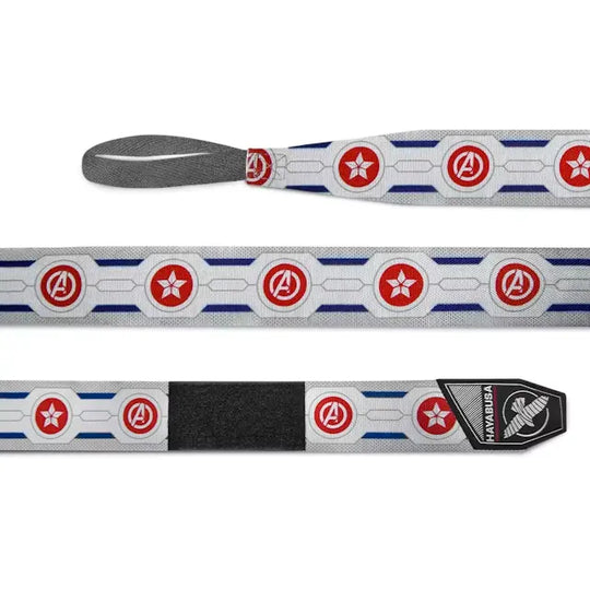 Grijze Hayabusa handwraps met rode Falcon- en Avengers-logo’s, volledig uitgerold en plat weergegeven om het design en het klittenbandsluiting te tonen.